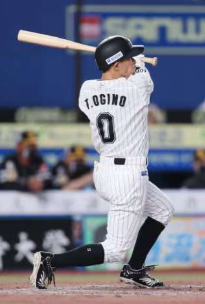 Takashi Ogino v dresu Chiba Lotte Marines